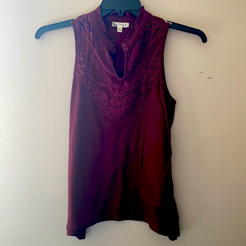 Maroon cut off sleeve shirt